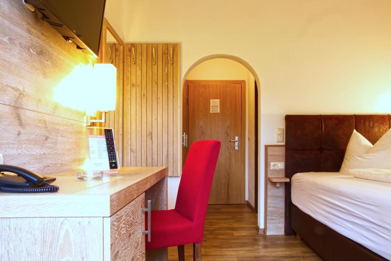 לוהברג Garnihotel Zur Linde - Bayerischer Wald - Aktivcard Mit 154 Kostenfreien Leistungen - Kostenloser Parkplatz מראה חיצוני תמונה